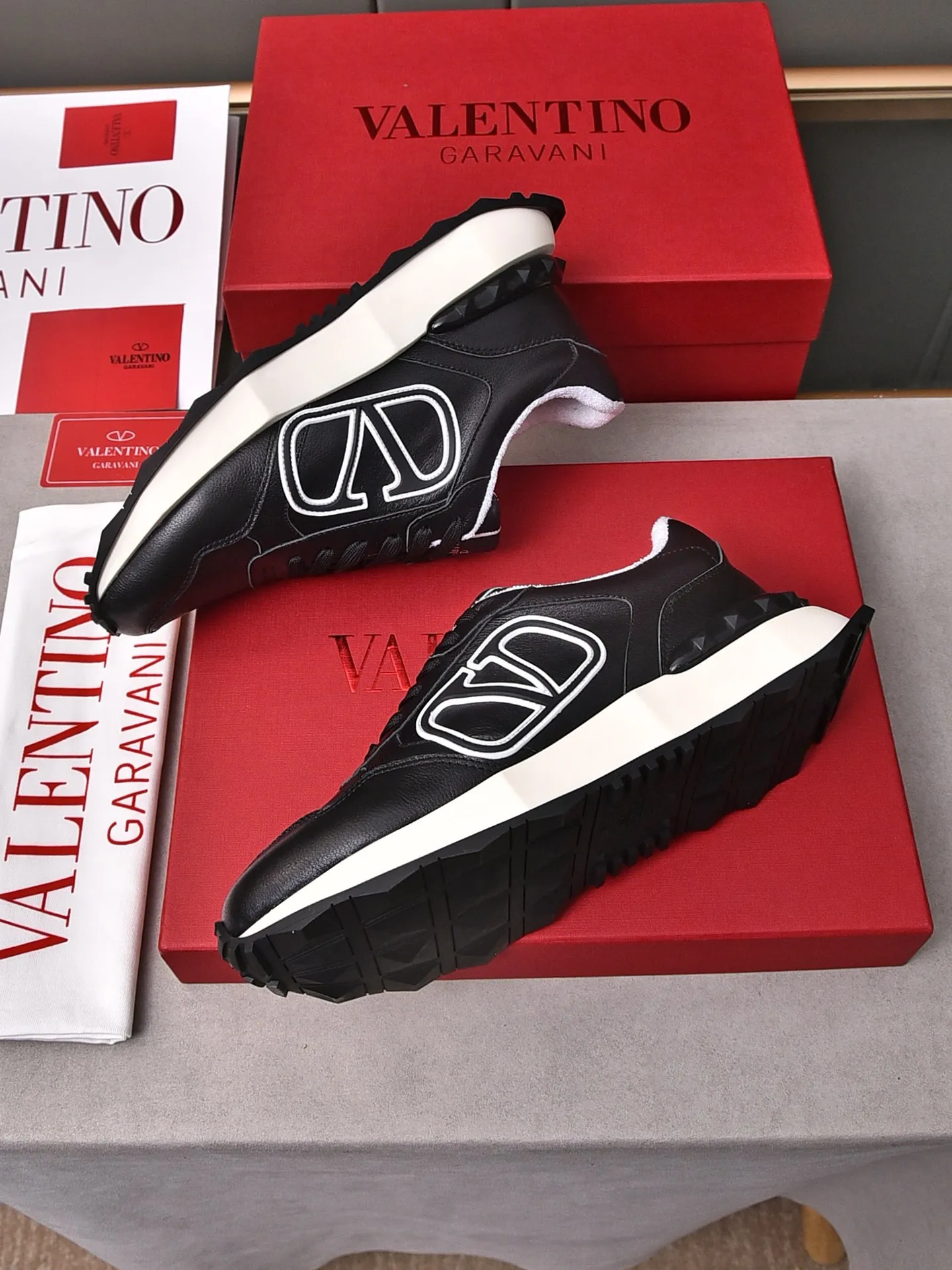 Men's men's shoes 💰560❣️🔺Valentino🔺Valentino New casual shoes Forrest Gump shoes Sports shoes ☑️ The latest popular models on the catwalk, the same style worn by Yang Yang, Zhang Yixing, Guan Xiaotong and many other stars. The upper is glued and embossed with craftsmanship. The oversized LG shows luxury and domineering. It is so beautiful that it is so handsome that it shows a different casualness and fashion. It is a must-have for men‼ ️Material: Original custom-made first-layer cowhide for the upper. Lining: High-density breathable terry cloth. Outsole: Original molded steel-stamped foam combination sole Size: Male 39~44 (45 is custom-made and non-returnable) Full set of counter original packaging